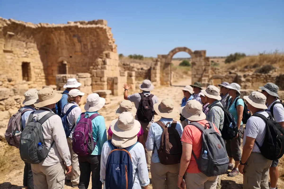 קבוצת מטיילים מאורגנת עם מדריך באתר בישראל